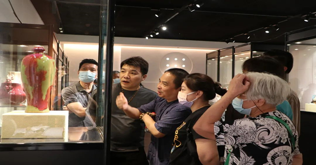重磅 | 國慶假期這個展覽人氣火爆，鈞瓷藝術(shù)品絢麗的色彩吸引了眾多眼球