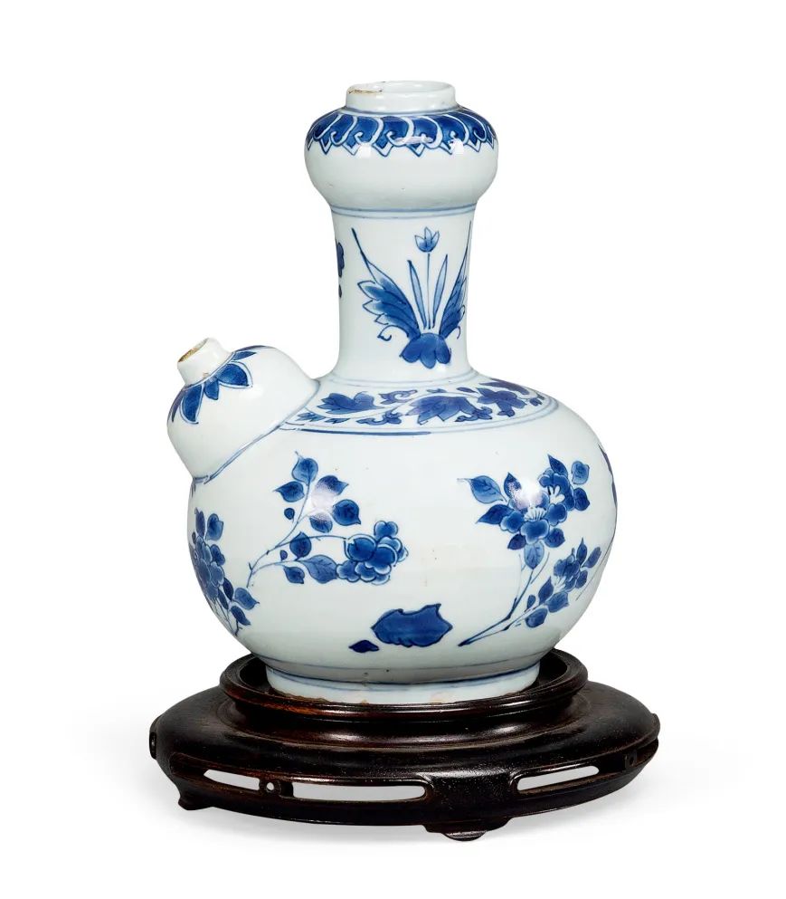 明崇禎 青花折枝花卉軍持（附座）