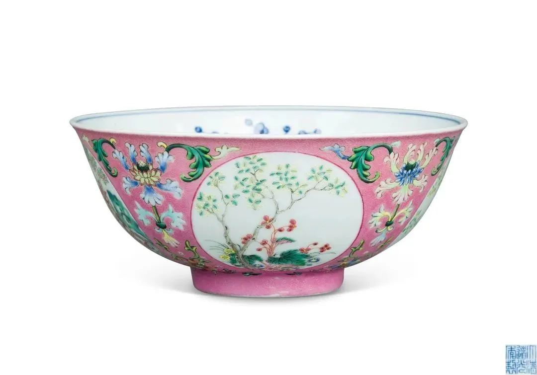 Lot.294  清道光 內(nèi)青花外粉地軋道洋彩開(kāi)光丹桂飄香節(jié)令膳碗