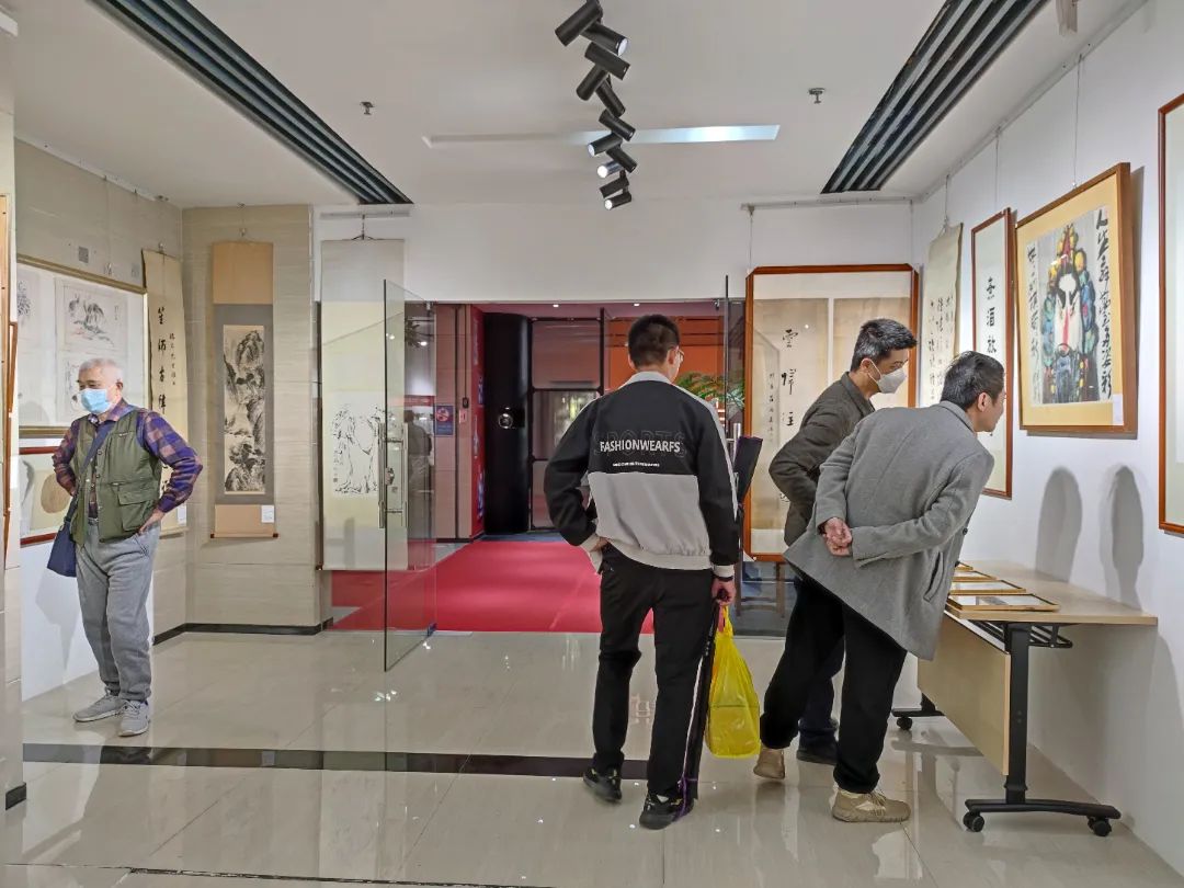 現(xiàn)場(chǎng)|花地藝拍2022秋拍預(yù)展現(xiàn)場(chǎng)盛況直擊，明日中國(guó)書畫專場(chǎng)開拍！