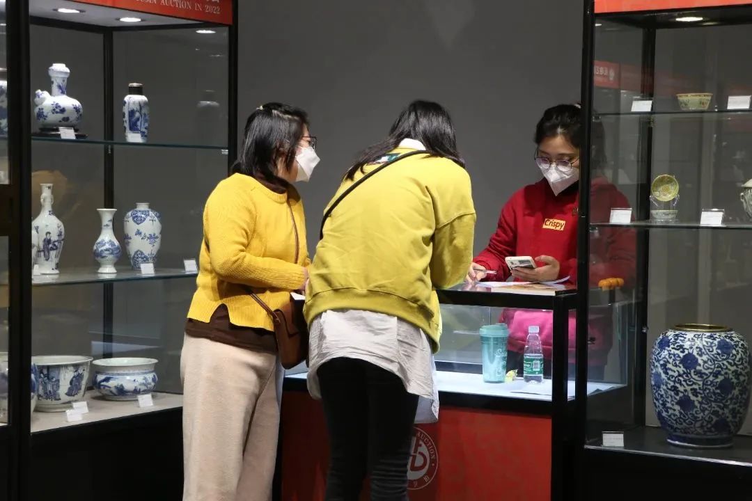 現(xiàn)場(chǎng)|花地藝拍2022秋拍預(yù)展現(xiàn)場(chǎng)盛況直擊，明日中國(guó)書畫專場(chǎng)開拍！