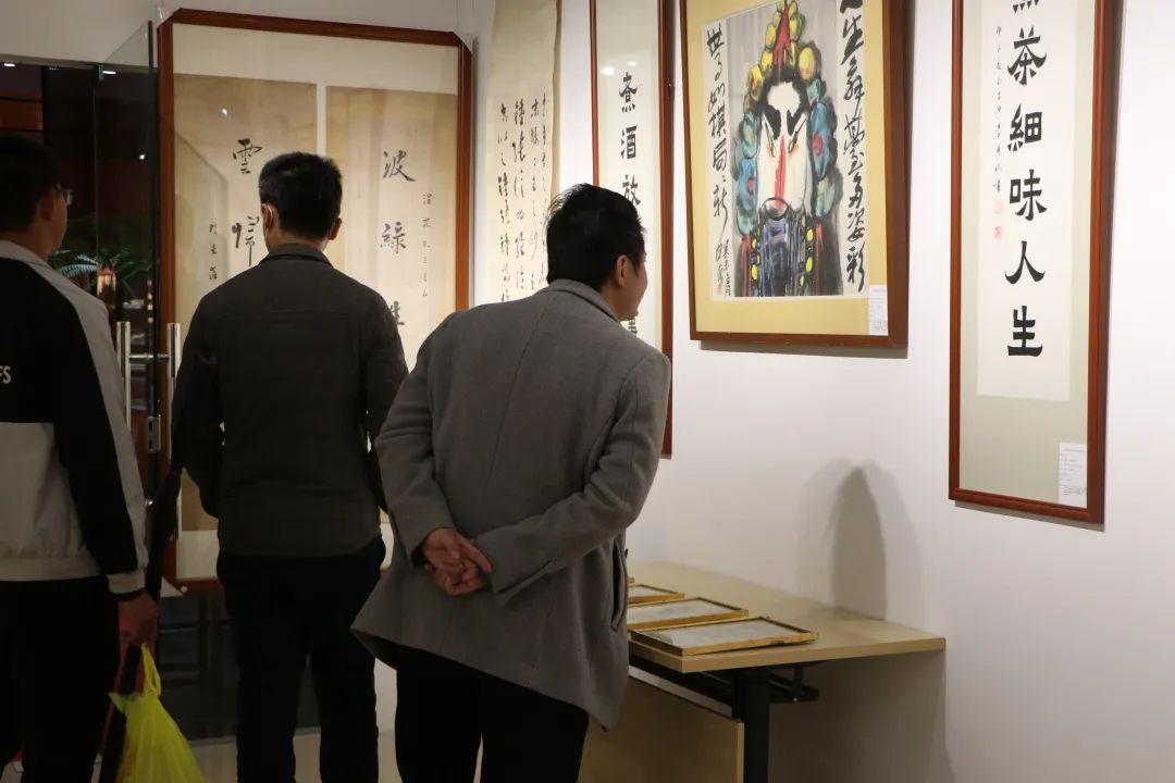 現(xiàn)場(chǎng)|花地藝拍2022秋拍預(yù)展現(xiàn)場(chǎng)盛況直擊，明日中國(guó)書畫專場(chǎng)開拍！