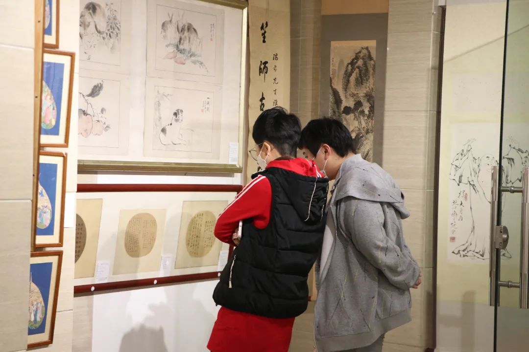 現(xiàn)場(chǎng)|花地藝拍2022秋拍預(yù)展現(xiàn)場(chǎng)盛況直擊，明日中國(guó)書畫專場(chǎng)開拍！