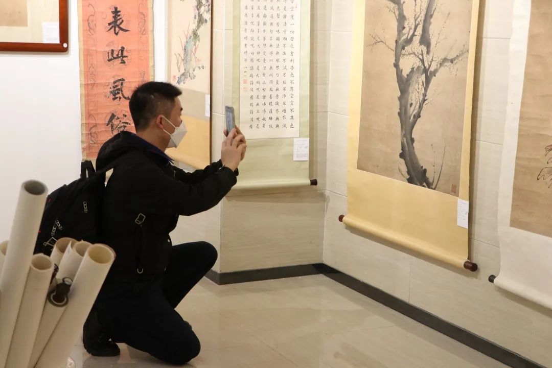 現(xiàn)場(chǎng)|花地藝拍2022秋拍預(yù)展現(xiàn)場(chǎng)盛況直擊，明日中國(guó)書畫專場(chǎng)開拍！