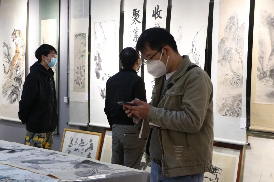 現(xiàn)場(chǎng)|花地藝拍2022秋拍預(yù)展現(xiàn)場(chǎng)盛況直擊，明日中國(guó)書畫專場(chǎng)開拍！