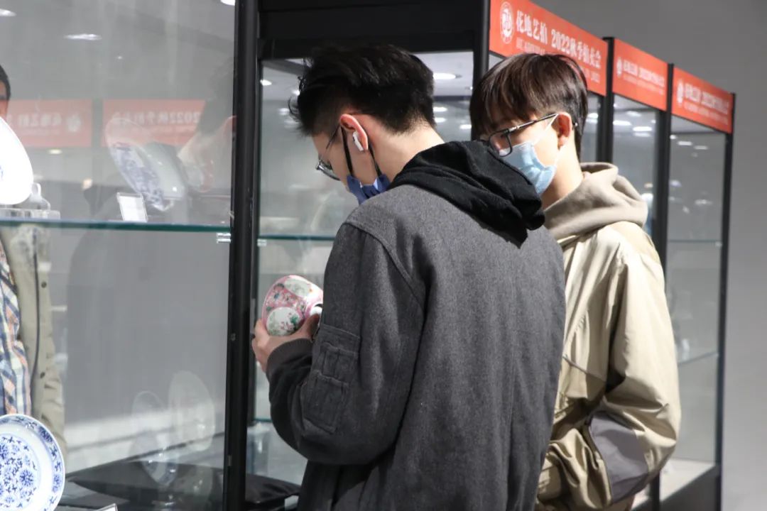 現(xiàn)場(chǎng)|花地藝拍2022秋拍預(yù)展現(xiàn)場(chǎng)盛況直擊，明日中國(guó)書畫專場(chǎng)開拍！
