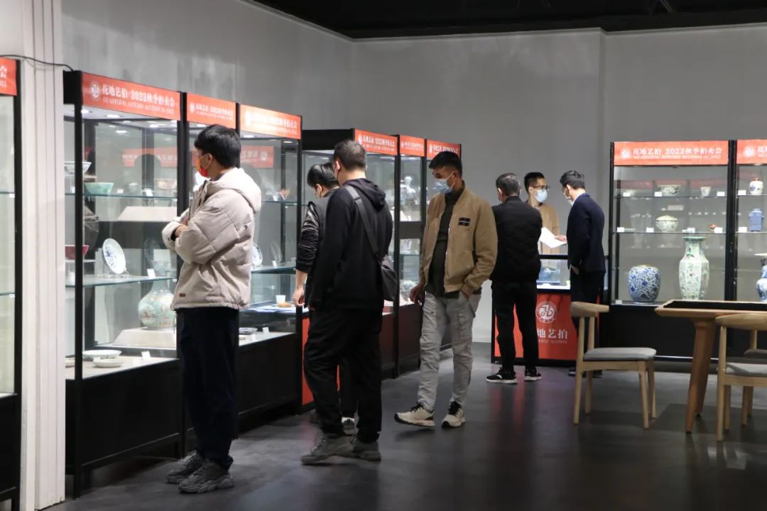現(xiàn)場(chǎng)|花地藝拍2022秋拍預(yù)展現(xiàn)場(chǎng)盛況直擊，明日中國(guó)書畫專場(chǎng)開拍！