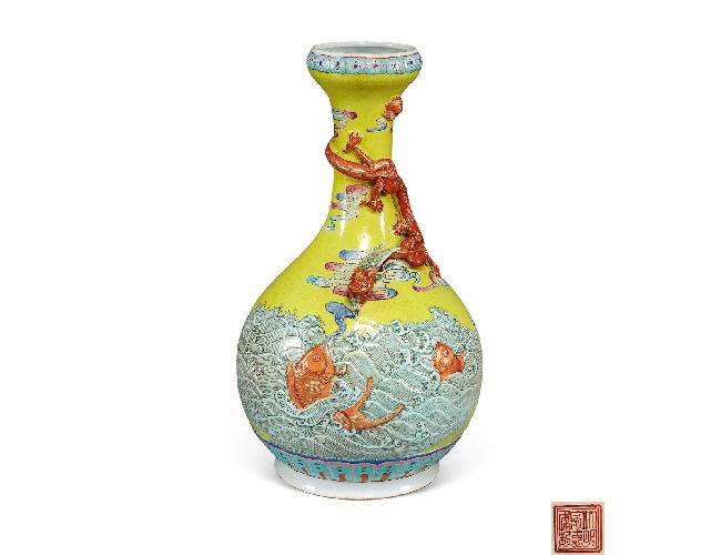 清同治  黃地粉彩凸雕魚(yú)躍龍門(mén)蒜頭瓶