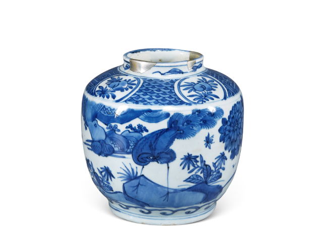 明萬(wàn)厲  青花孔雀穿花圖罐